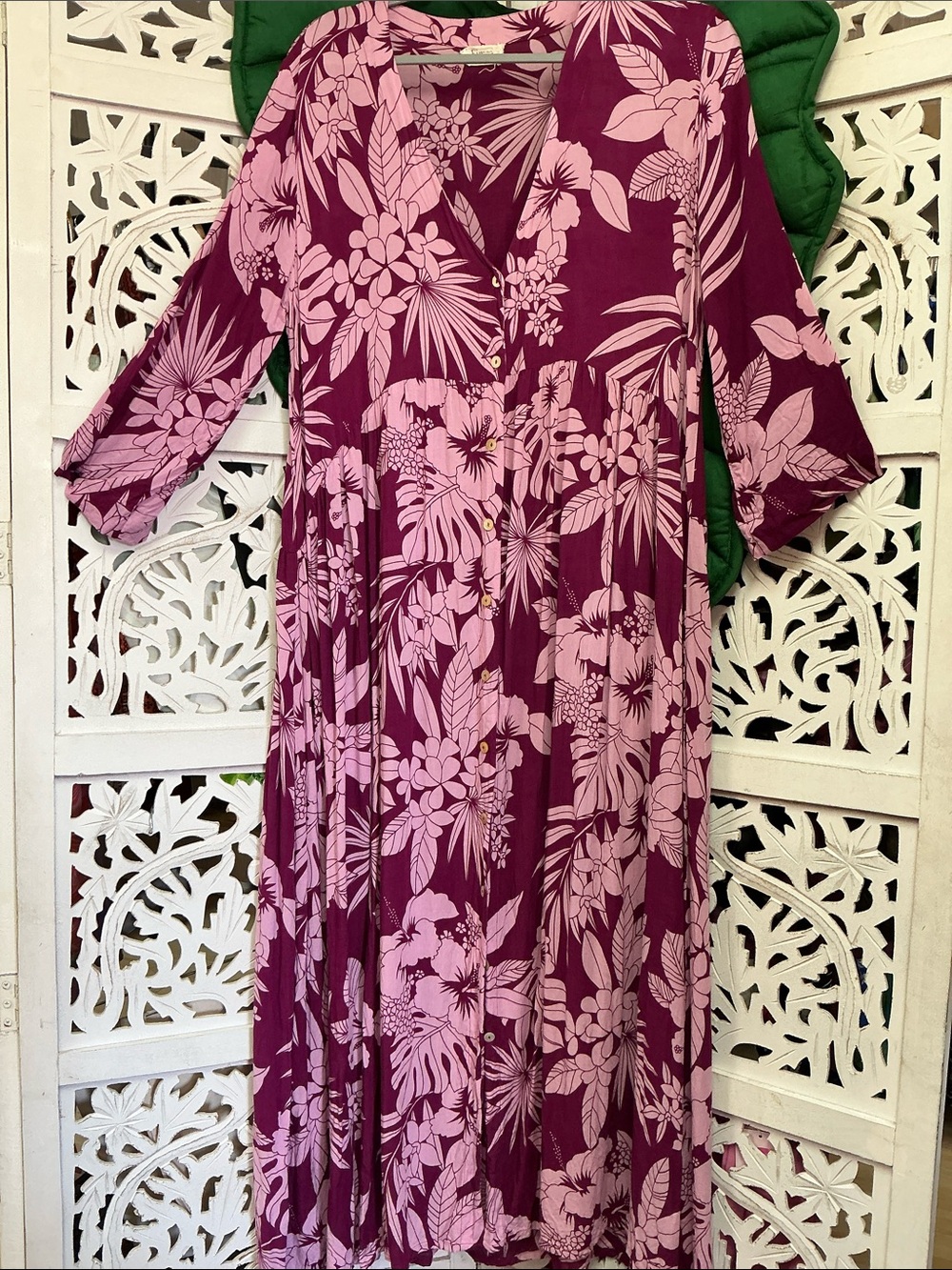 Eimeo mahina maxi dress, maroon/pink tahitian tropical floral hibiscus print. M